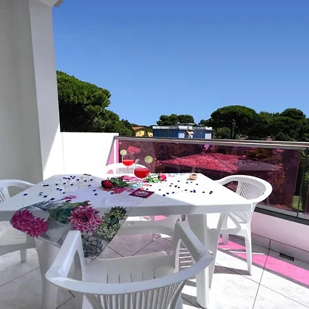 Sun, Sea And Poolside Bliss-beahost Apartment